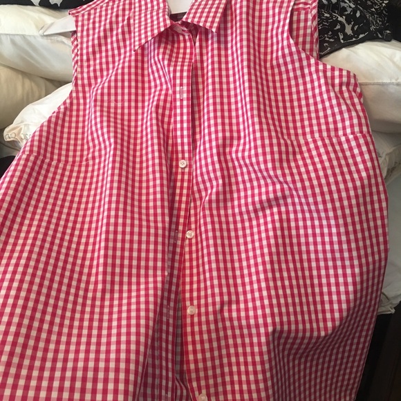 Liz Claiborne sleeveless button up shirt. - Picture 2 of 4